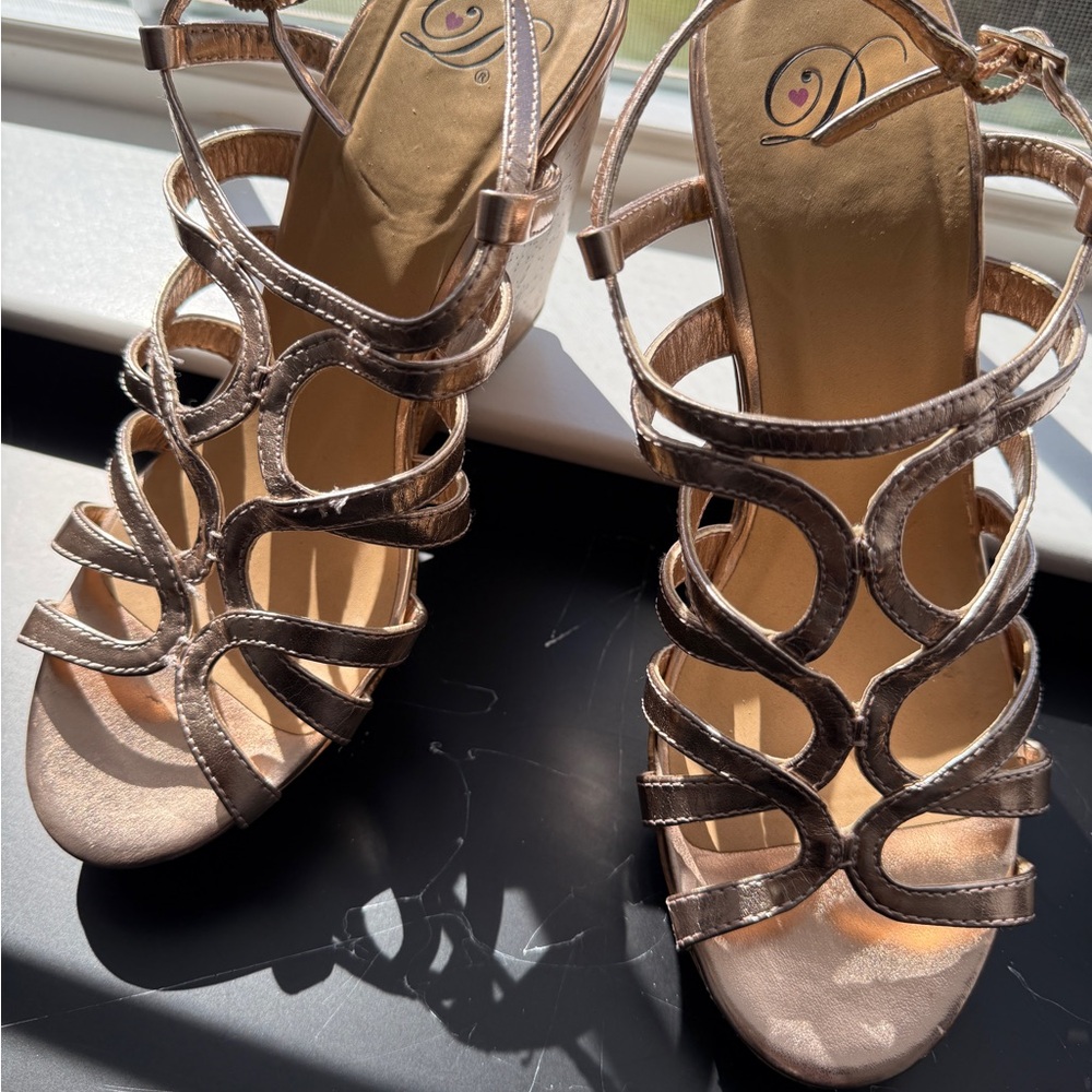 Elegant Strappy Sandals in Metallic Rose Gold